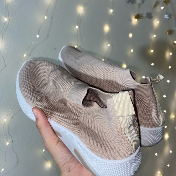 No Lace Running Shoes - Picture 2 of 2